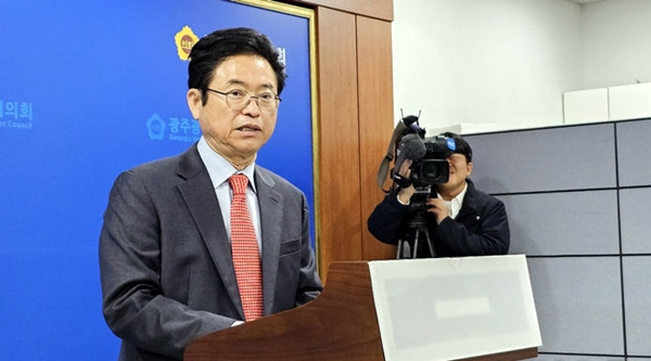 국민의힘 제21대 대통령 경선에 출마한 이철우 경북지사가 16일 광주시의회 브리핑룸에서 기자회견을 갖고 지역발전 공약을 제시하고 있다. ⓒ뉴시스