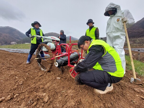농업기술센터는 산불로 농작업이 중단된 석보면 농가를 위해 ‘농업기계 안전전문관 영농지원단’을 현장에 직접 투입해 산불 피해 농가를 지원하고 있다.ⓒ영양군
