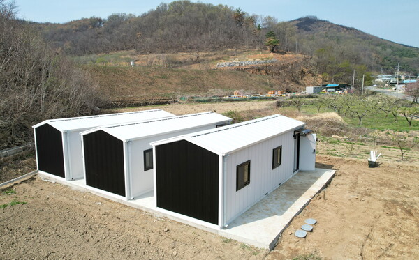 의성군이 안평면에 모듈러 주택 6동 규모의 임시주거시설을 우선 설치하고 있다.ⓒ의성군