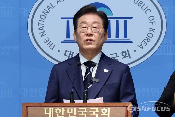 더불어민주당 대선 경선에 출마한 이재명 예비후보가 지난 11일 서울 영등포구 여의도 국회 소통관 기자회견장에서 비전을 발표하고 있는 모습. 사진 / 오훈 기자