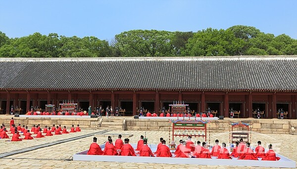 왕과 왕후의 신주가 모셔진 정전(正殿)에서 장엄하게 제향 되는 모습 / 사진=유우상 기자