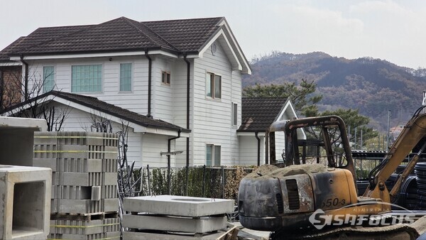 17일 윤경희 청송군수가 자신의 모친 소유 주택을 보호하기 위해 공무원들을 동원했다는 의혹이 제기된 가운데 인근 대지의 포크레인이 불탄체 방치돼 있다.사진/김영삼 기자  