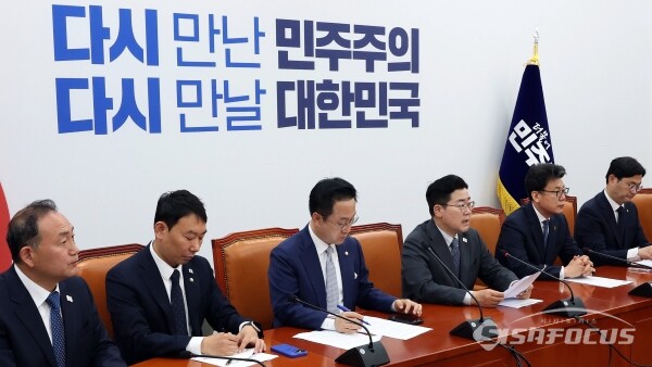 박찬대 더불어민주당 대표 직무대행 겸 원내대표가 17일 서울 영등포구 여의도 국회 본청에서 열린 정책조정회의에서 모두발언을 하고 있다. 사진 / 오훈 기자