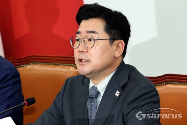 박찬대 더불어민주당 대표 직무대행 겸 원내대표가 지난 17일 서울 영등포구 여의도 국회 본청에서 열린 정책조정회의에서 모두발언을 하고 있다. 사진 / 오훈 기자