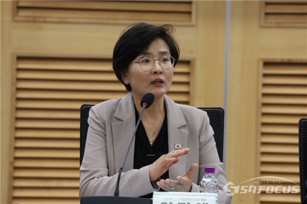 17일 더불어민주당 임미애 의원이 재난 대응 체계와 피해 복구 지원 제도의 문제점을 점검하는 국회 정책토론회에서 발언을 하고 있다.ⓒ임미애의원실