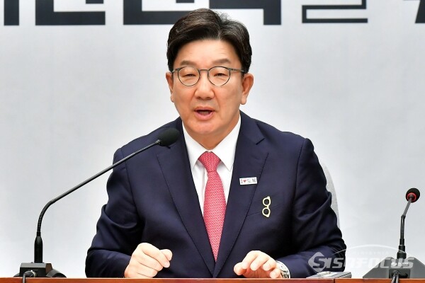 권성동 국민의힘 원내대표가 18일 오전 서울 여의도 국회에서 열린 원내대책회의에서 모두발언을 하고 있다.(1)