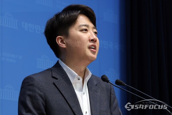 이준석 개혁신당 대선 후보가 지난 3월 11일 서울 여의도 국회 소통관 기자회견장에서 기자회견을 하고 있는 모습. 사진 / 오훈 기자