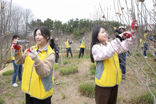 동서식품이 지난 17일 충남 태안군 천리포수목원에서 생물다양성 보전을 위한 봉사활동을 하고 있다. ⓒ동서식품
