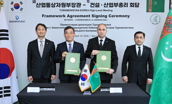 18일 서울 종로구 포시즌스호텔에서 투르크멘화학공사에서 발주하고 대우건설이 시공사로 참여하는 투르크메나밧 인산 비료플랜트 기본합의서 서명식. (왼쪽부터 안 덕근 산업부 장관, 김보현 대우건설 사장, 도브란겔디 사파에프 국영화학공사 회장, 바이무라트 아나맘메도프 건설·산업부총리) ⓒ산업통상자원부