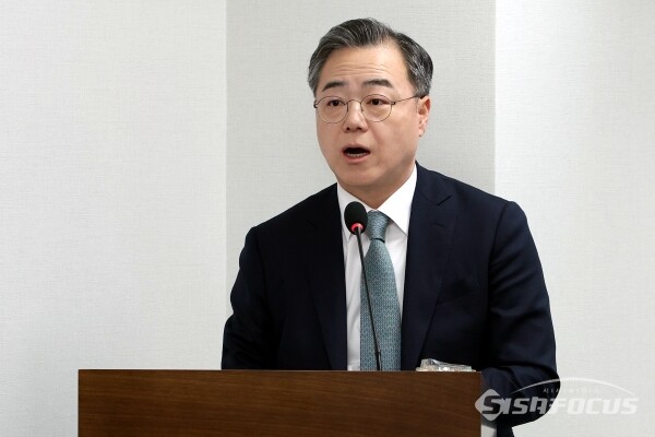 김현수 한국소비자법학회 회장이 18일 서울 여의도 국회 의원회관에서 열린 온라인 다크패턴 정책토론회에서 개회사를 하고 있다. [사진 /오훈 기자]