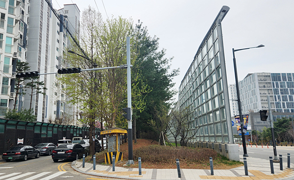 방음벽 주변 녹지공간 조성 예시 ⓒ국토교통부