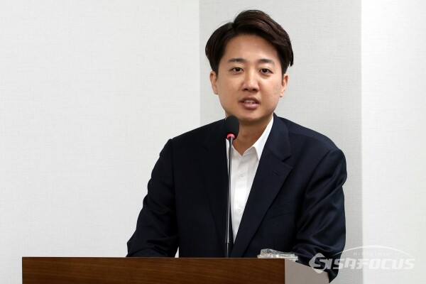 제21대 대통령 선거에 출마한 이준석 개혁신당 의원이 18일 서울 여의도 국회 의원회관에서 열린 온라인 다크패턴 정책토론회에서 개회사를 하고 있다.(1)