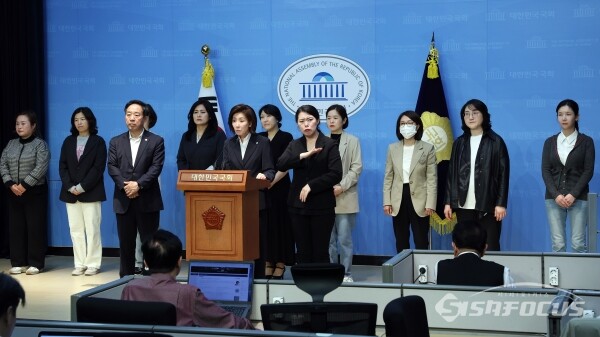 나경원 국민의힘 대선 경선 후보가 18일 서울 여의도 국회에서 교육분야 정책발표 기자회견을 하고 있다. (3) [사진 / 오훈 기자]