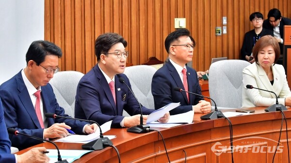 권성동(왼쪽에서 두번째) 원내대표를 중심으로 한 국민의힘 원내지도부가 18일 서울 영등포구 여의도 국회 본청에서 열린 원내대책회의를 진행하고 있다. 사진 / 오훈 기자