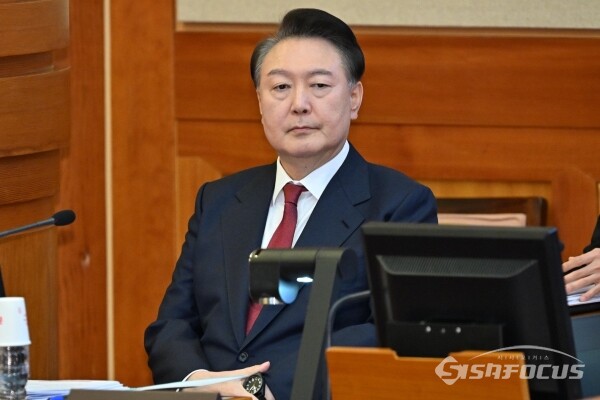 [시사포커스 / 오훈 기자] 윤석열 대통령이 4일 서울 오후 종로구 헌법재판소 대심판정에서 열린 탄핵심판 5차 변론기일에 출석하고 있다. (2025.02.04) 공동취재단