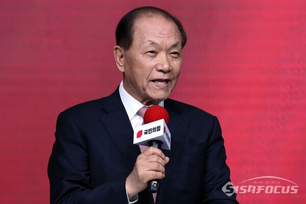 18일 황우여 선거관리위원장이 인사말을 하고 있다.