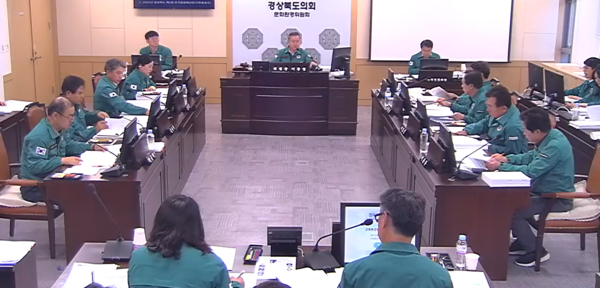  문화환경위원회가 2025년도 제2회 추가경정예산안을 심의하고 있다.ⓒ경북도의회