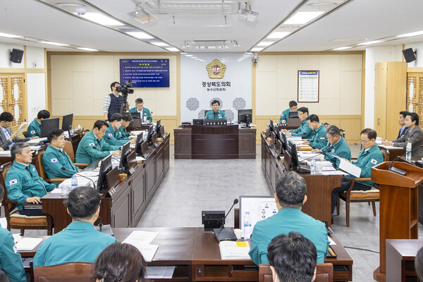  농수산위원회가 2025년도 제2회 추가경정예산안을 심의하고 있다.ⓒ경북도의회