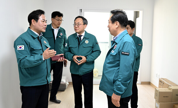 김학홍 경북도 행정부지사(왼쪽)가 모듈러 주택을 점검하고 있다.ⓒ경북도