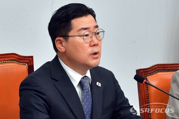 박찬대 더불어민주당 대표 권한대행 겸 원내대표가 지난 18일  서울 여의도 국회에서 열린 최고위원회의에서 모두발언을 하고 있다. 사진 / 오훈 기자