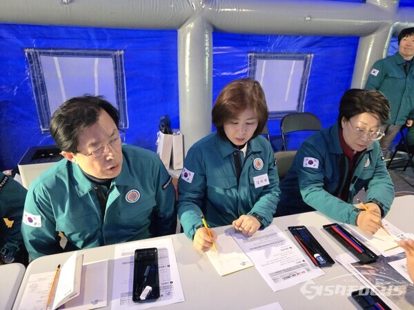 지난달 29일 이만희 위원장이 국민의힘 산불재난대응 특별위원들과 경북 영덕군 산불진화대책본부에서 피해상황을 점검하고 있다. 사진 / 김영삼 기자