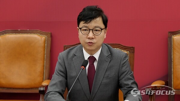 호준석 국민의힘 선거관리위원회 대변인이 21일 선관위 회의 뒤 국회에서 백브리핑을 하고 있다. 사진 / 이훈 기자