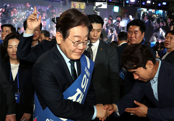 이재명 제21대 대통령 선거 더불어민주당 경선 후보가 지난 19일 오후 충북 청주시 서원구 청주체육관에서 열린 제21대 대통령선거 후보자 선출을 위한 충청권 합동연설회에서 1위를 기록, 지지자들에게 축하를 받고 있다. ⓒ뉴시스