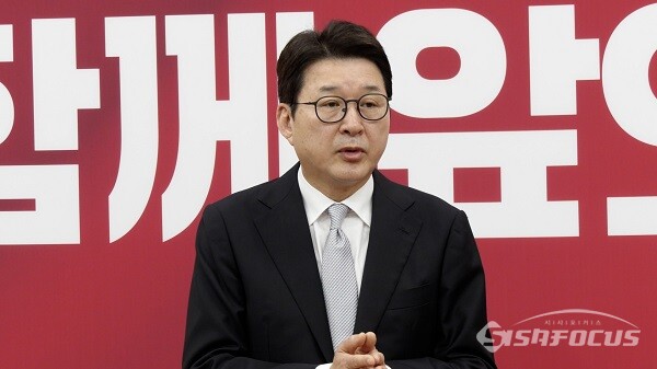 신동욱 국민의힘 수석대변인이 21일 오전 서울 여의도 국회에서 열린 비상대책위원회의를 마친 뒤 취재진의 질문에 답하고 있다. 사진 / 이 훈 기자