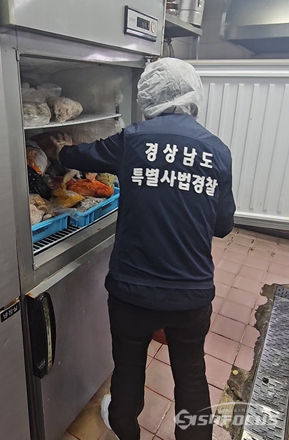 경남도 특별사법경찰이 산업체 내 집단급식소에서 냉동고 내 보존식 보관 실태를 점검하고 있다. 사진 / 경남도
