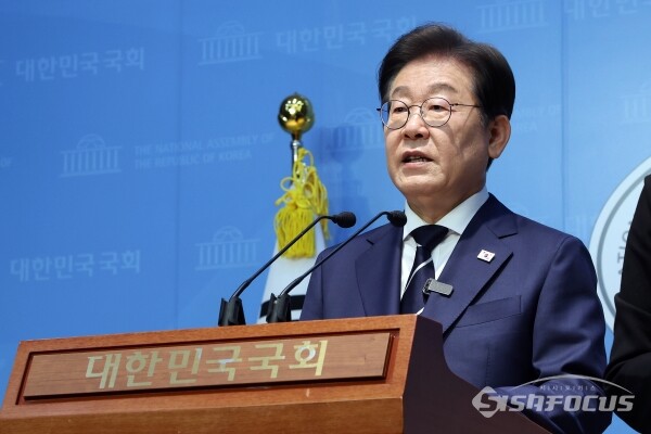 더불어민주당 대선 경선에 출마한 이재명 예비후보가 지난 11일 서울 영등포구 여의도 국회 소통관 기자회견장에서 비전을 발표하고 있다. 사진 / 오훈 기자