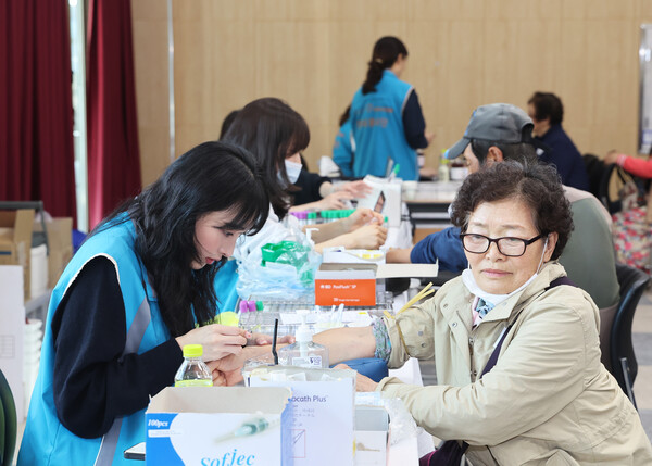 서울아산병원 의료진들이 지역 주민들을 위한 무료 의료봉사를 하고 있다.ⓒ영양군