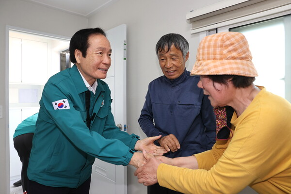 김주수 의성군수가 대형 산불로 삶의 터전을 잃은 이재민들을 위로하고 있다.ⓒ의성군