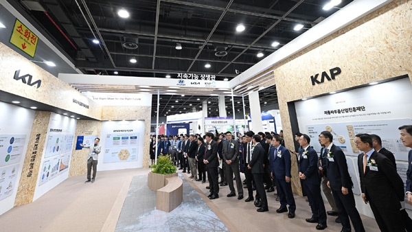 주요 행사 관계자들이 23일 서울 서초구 소재 aT센터에서 열린 '2025 자동차부품산업 ESG·부품산업 박람회'에 마련된 '지속가능 상생관'을 찾아 관련 설명을 듣고 있다 ⓒ현대차·기아