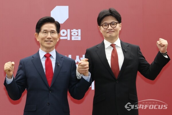 23일 국민의힘 김문수, 한동훈 제21대 대통령 선거 경선 후보가 기념촬영을 하고 있다.