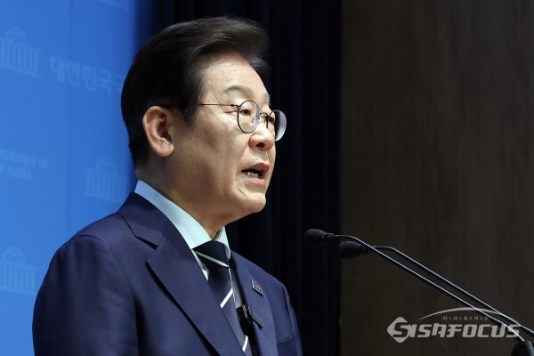 더불어민주당 대선 경선에 출마한 이재명 예비후보가 지난 11일 서울 영등포구 여의도 국회 소통관 기자회견장에서 비전을 발표하고 있다. 사진 / 오훈 기자