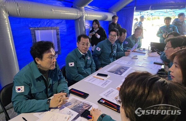 지난달 29일 (왼쪽부터)박형수 의원, 이상휘 의원, 김광열 영덕군수가 영덕군 산불진화대책본부에서 이만희 의원, 김미애 의원, 이달희 의원과 피해 복구 방안을 논의하고 있다.사진/김영삼 기자
