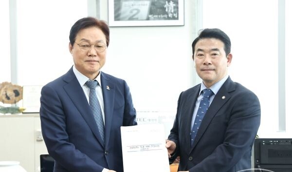 박완수(왼쪽) 경남지사가 국회 예산결산특별위원회 박정 위원장실 방문해 정부추경안 반영 경남 주요 사업 국비건의조서를 전달하고 있다. 사진 / 경남도