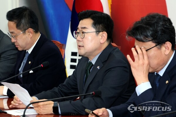 박찬대 더불어민주당 당대표 직무대행 겸 원내대표가 지난 15일 서울 영등포구 여의도 국회 본청에서 열린 원내대책회의에서 모두발언을 하고 있다. 사진 / 오훈 기자