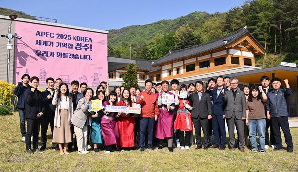 이철우 경북도지사(중앙)가 지난 25일 아시아태평양경제협력체(APEC) 준비 현장을 방문해 인프라 조성 현황 등 분야별 준비 상황을 점검하고 있다.ⓒ경북도