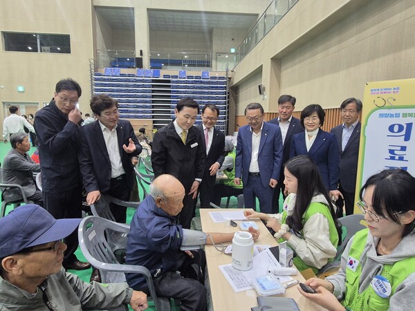지난 25일 농협중앙회가 경북 고령군과 함께 고령농협 조합원 등 지역민을 대상으로 ‘농촌 왕진버스’를 운영하고 있다.ⓒ경북농협