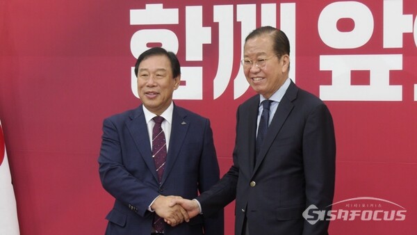 권영세 국민의힘 비상대책위원장이 30일 오전 국회에서 최민호 세종시장과 만나고 있다. 사진 / 김경민 기자