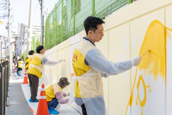 HDC현대산업개발이 도시정비부문 직원과 지역주민 등 20여 명이 참석한 가운데 서울송파초등학교의 외벽 담장 벽화를 새롭게 그리는 봉사활동을 진행했다. ⓒHDC현대산업개발