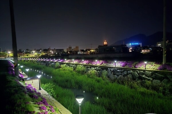 경남 사천시 봉남천 야간 산책로 조명 모습. 사진/사천시