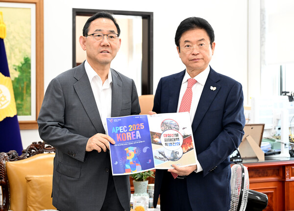 지난달 23일 이철우 경북도지사(오른쪽)가 국회를 방문해 주호영 부의장을 만나 산불특별법 제정과 APEC 추경 예산 반영을 적극 요청하고 있다.ⓒ경북도