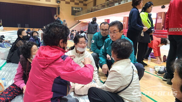 지난 3월 26일 이철우 경북도지사가 황재철 경북도의원과 함께 영덕국민체육관에서 산불 이재민들을 위로하고 있다.사진/김영삼 기자