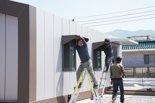 2일 청송군이 지난 3월 말 발생한 대형 산불로 피해를 입은 이재민들을 위한 임시주거용 조립주택 설치 작업을 시작하고 있다.ⓒ청송군