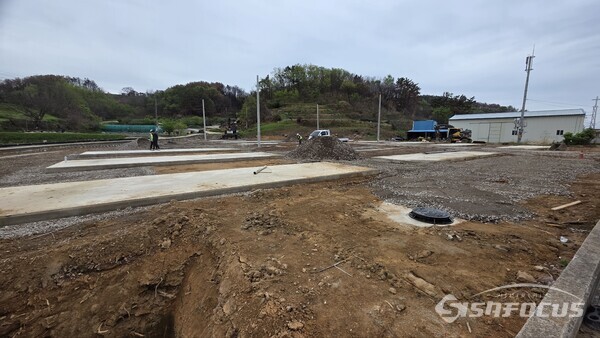 6일 영덕군 영덕읍 오보리 이재민 임시주택 설치 현장에는 기반 공사가 진행중이다.ⓒ김영삼 기자