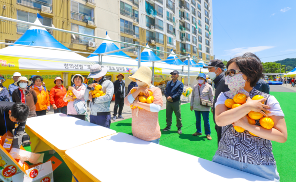 ‘2024 성주참외&생명문화축제’에 참여한 관광객들이 프로그램에 참여해 즐기는 모습. ⓒ성주군