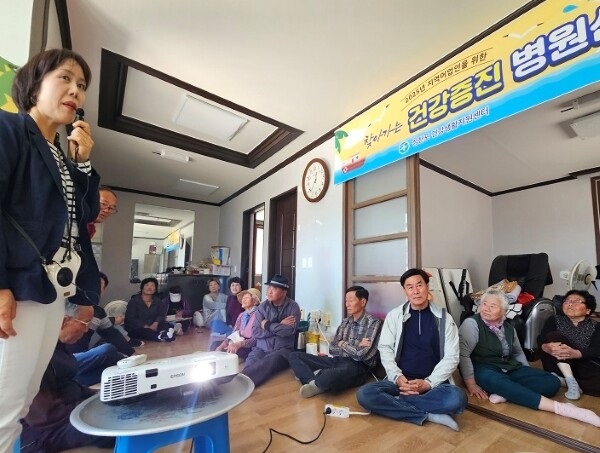 관내 섬지역 주민들을 대상으로 건강 프로그램을 진행 중인 사천시 관계 공무원 모습. 사진/사천시