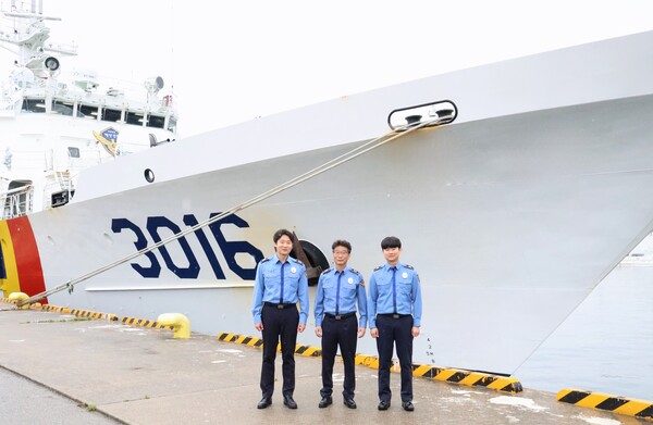 통신·항해·기관 직별 해양경찰 삼부자가 3016함정을 배경으로 기념 촬영을 하고 있다.ⓒ동해해양경찰서